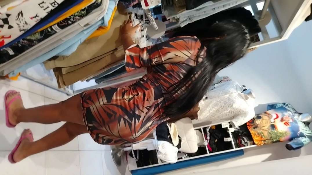la chica de la tienda es culona