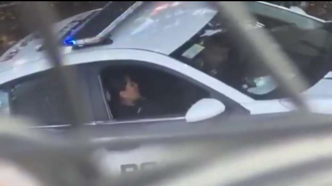 VIDEO DE LA MUJER POLICÍA EN LA PATRULLA LTUBE